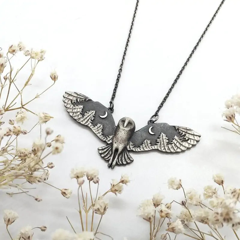 Collar con colgante de búho y bruja