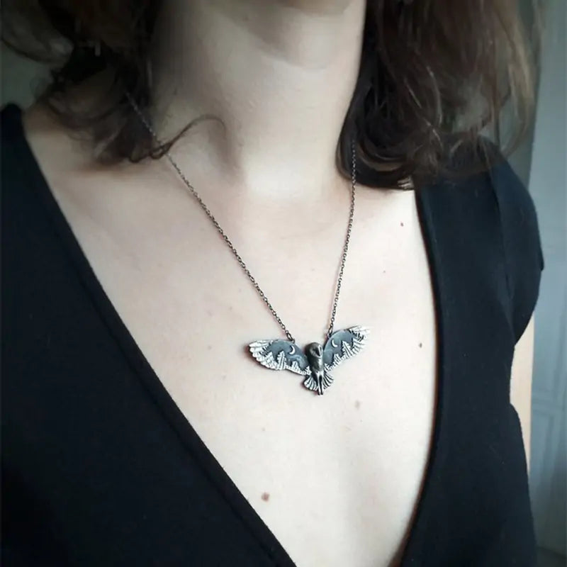 Collar con colgante de búho y bruja