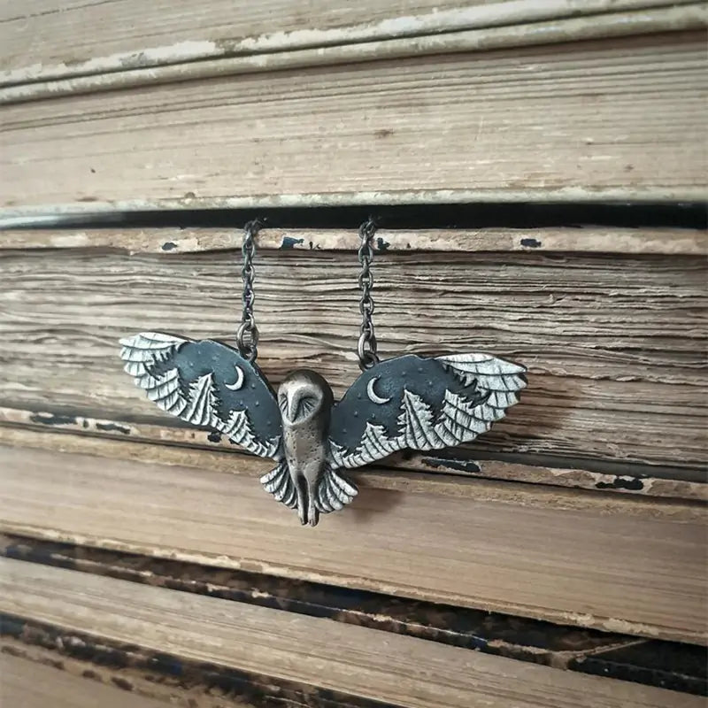 Collar con colgante de búho y bruja
